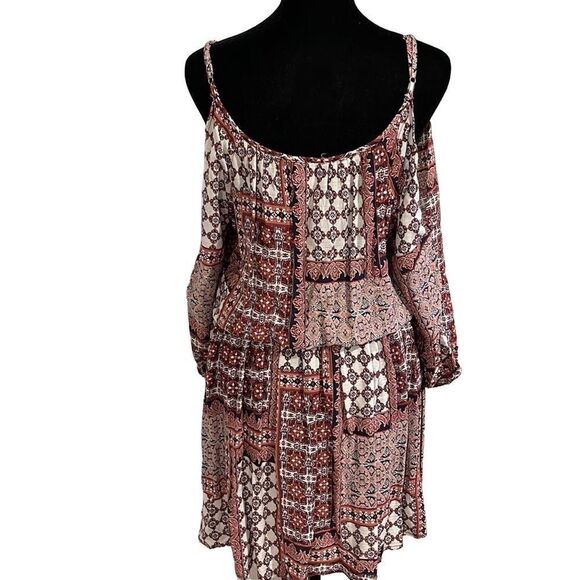 Multi Colored dress with elastic waist. Cut out shoulder. Super cute. Size Small - Picture 2 of 7